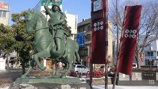 駅前には真田幸村像があります