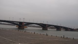 きれいな鉄製のアーチ状の橋