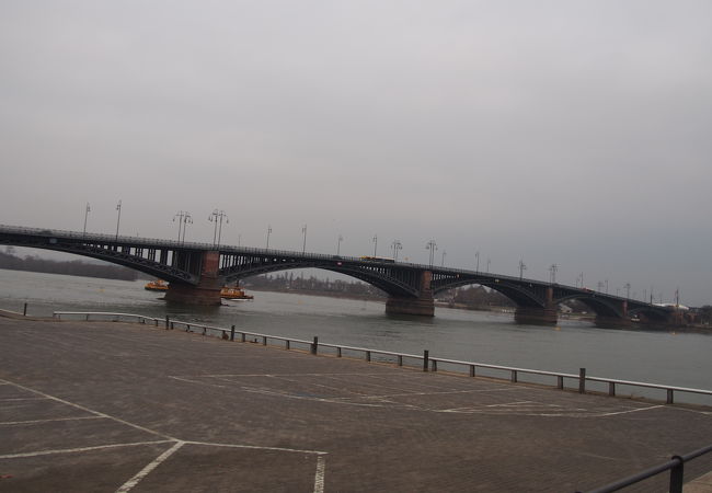 きれいな鉄製のアーチ状の橋