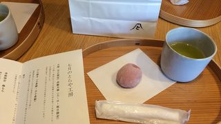 緑の中でとらやさんを頂く