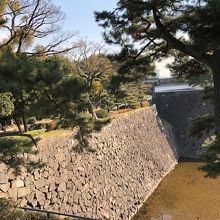 この石垣の先が、北桔橋門