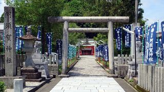 広い境内に朱塗りの社殿