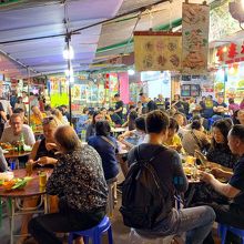 夜遅い時間でも賑わってます。