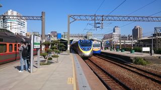 内湾線の始発駅。日本統治時代からの駅舎も見もの。