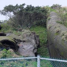 …周辺の山には金鉱山の遺構が多数。これは廃煙道の一部。