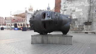 「織物会館」の裏手にある不思議オブジェ