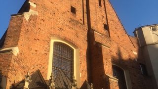 「中央広場」に面して建っているレンガ色の教会