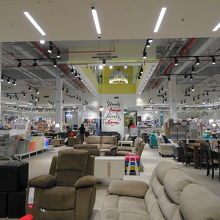 2-HOMEBOXの店内を通る