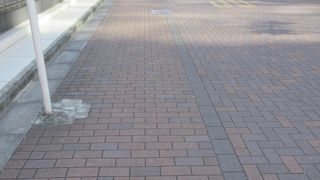 街灯にプランターがあります