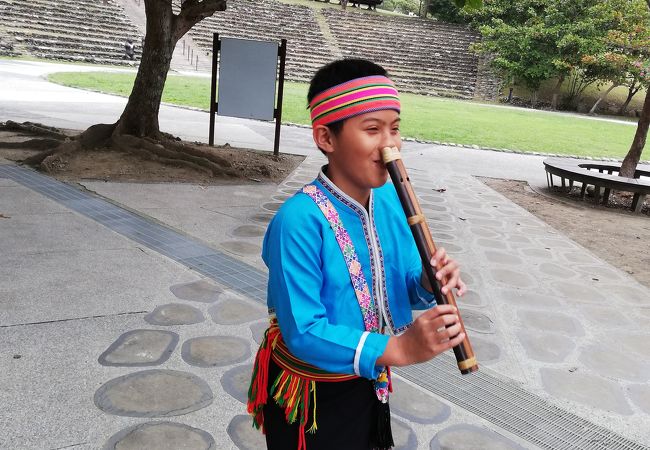 東部海岸線ビジターセンターに併設された阿美族のショーは必見！鼻で笛をふく民族