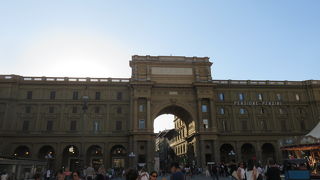 昼間は観光客・夕暮れ時には若者達が遊びに興じて、夜遅くまで賑わっていました