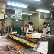 鳥をさばいている職人さん！