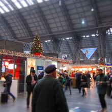 駅構内は広くてお店も充実しています。