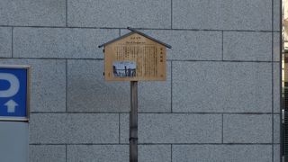 川の浸食を防いだ多くの杭