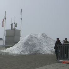 ７月でしたが、展望台にも雪があちこちに残っていました。