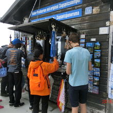 お土産予算には人が一杯。半そでの人も。