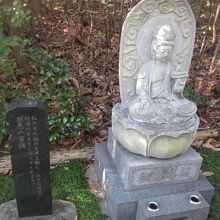 参道沿いには沢山の仏様が解説付きで並んでいらっしゃいます