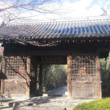 こちらの山門も文化財の一つとなっています。