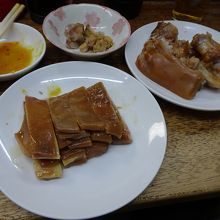 豚の耳と足です。