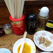 酢、醤油、からし、おろしにんにく、ラー油を混ぜてタレにします