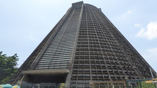 室内のステンドグラスが幻想的