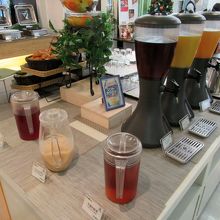 さてビュッフェ台、ドリンクにソフトカツゲンなんて初めてです