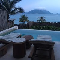 部屋に付いているプールからの眺め