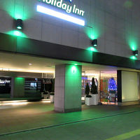 玄関前はブランドカラーのグリーンで彩られています