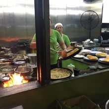 忙しそうにバインセオを焼く