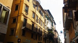 多くの人で賑わう通り