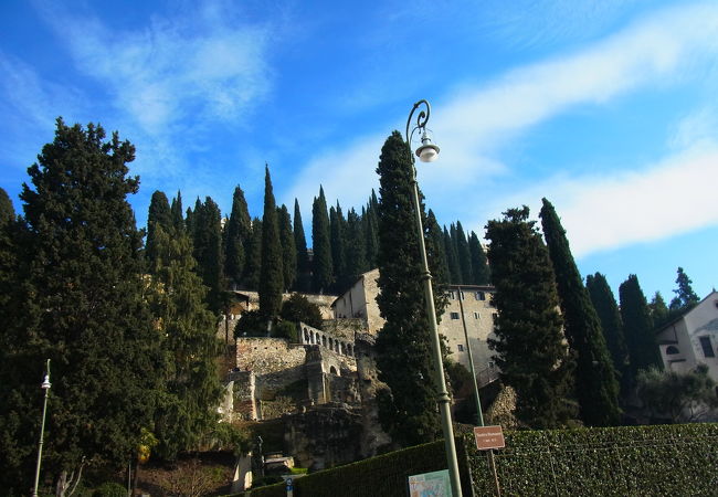 アディジェ川のそばにある、古代の劇場跡