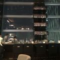 バーに着席すると、せっかくの夜景が見えません