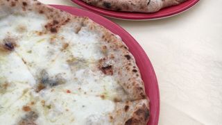 軽い生地の美味しいピザ