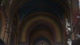 祭壇や天井画の色彩が独特
