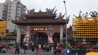 境内は春節を祝う人や参拝客で混んでいました