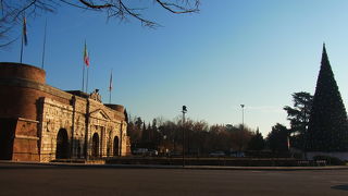 駅の近くにある門