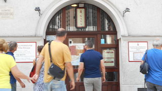 中央広場から見て、「聖マリア教会」の右手にあります