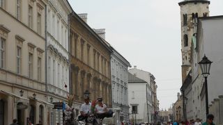 「旧市街」の「中央広場」から南部へ縦断しているメインストリート