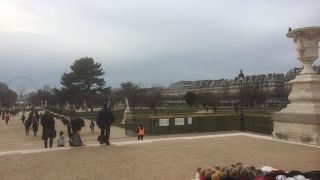 ルーヴルの向かい側にあります