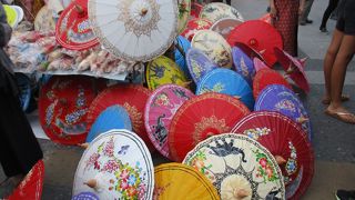 城壁内　日曜夕方から開催　サンディ マーケット