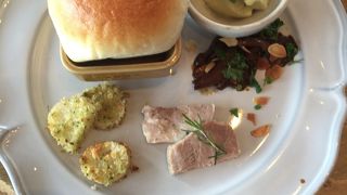 食器もかわいいおすすめカフェです