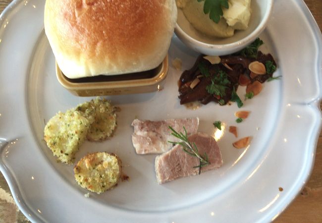 食器もかわいいおすすめカフェです