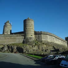 フージェール城　中世の要塞で、高さ13mあります。