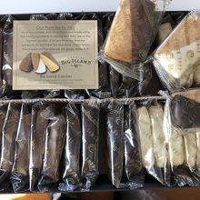 三種類のチョコがコーティングされたクッキー　$２２