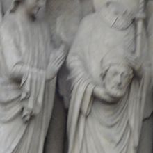 首を切られた人が自分の首を手に持っている？