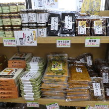 地元の名物を売っています