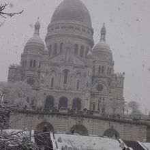 雪のサクレクール寺院