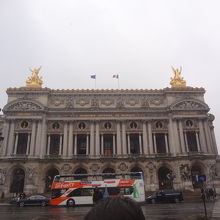 オペラ座正面の写真　バスが邪魔