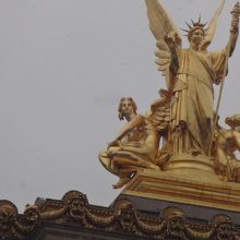 建物左側の像の写真