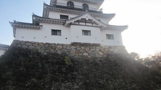 石垣の歴史的な相違に注目したいお城です